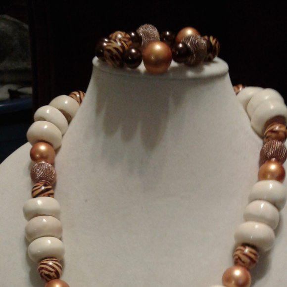 Gold & Cream Stone Necklace & Bracelet - Picture 2 of 3